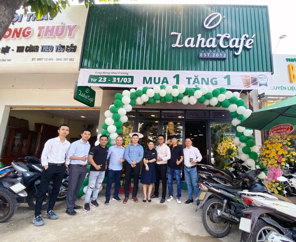                                Một trong số nhưng cửa hàng cafe trong chuỗi cafe của anh ấy